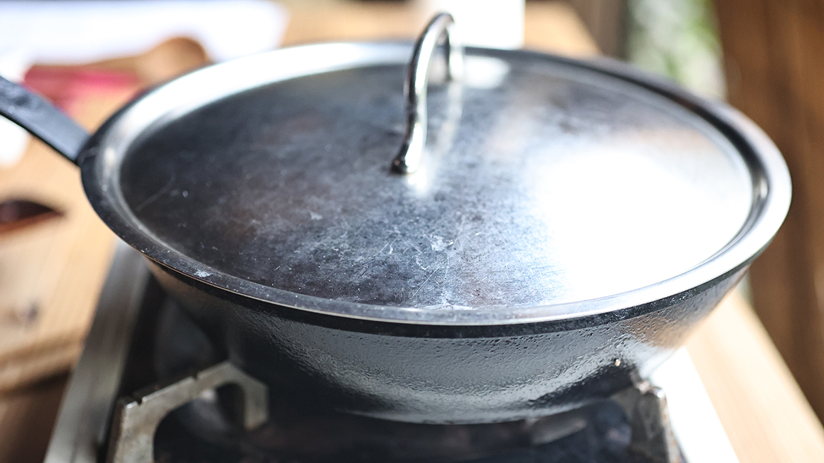 使用無塗層鑄鐵平底鍋製作的香料飯